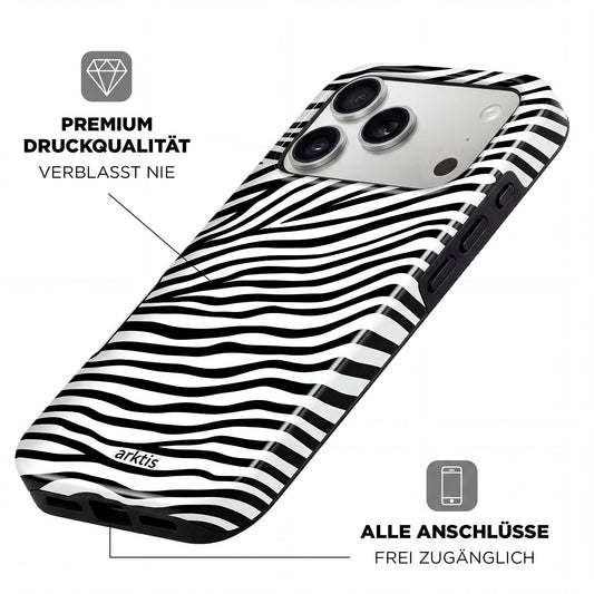 Die arktis iPhone 17 Pro Max Hülle - Zebra verfügt über Aussparungen für Tasten und Anschlüsse, ist aus stoßabsorbierendem TPU-Silikon gefertigt, bietet einen hochwertigen, lichtbeständigen Druck und ist MagSafe kompatibel für einfaches Aufladen.