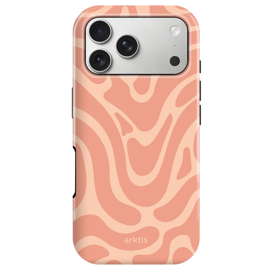 Eine rosafarbene und pfirsichfarbene, wellenförmig gemusterte arktis iPhone 17 Pro Hülle - Curly mit stoßabsorbierendem TPU-Silikon und dem arktis-Markennamen am unteren Rand.