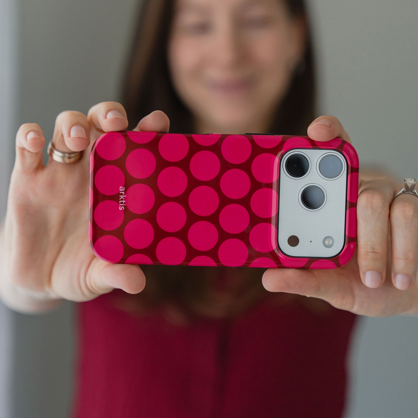 arktis iPhone 16 Hülle - Polka Dots