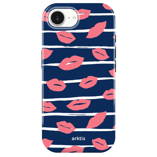 Arktis iPhone 16e Hülle - Kisses: Navy Case mit pinken Lippen und weißen Streifen, stoßabsorbierendem TPU-Silikon und arktis-Logo am unteren Rand.