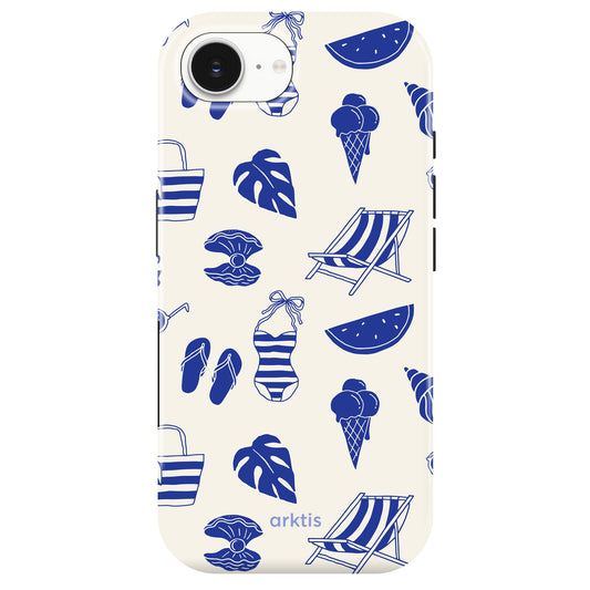 Die arktis iPhone 17e Hülle - Beach Style zeigt blaue Sommersymbole (Liegestühle, Badeanzüge, Eiscreme, Wassermelone, Blätter) auf Weiß. Hergestellt aus stoßabsorbierendem TPU-Silikon und MagSafe-kompatibel für stilvollen Schutz. Marke: arktis.