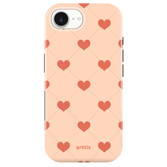 Die arktis iPhone 16e Hülle - Love verfügt über ein pfirsichfarbenes Design mit rotem Herz-Rautengitter, "arktis"-Logo, ist aus stoßabsorbierendem TPU-Silikon gefertigt und ist MagSafe kompatibel für stilvollen Schutz.