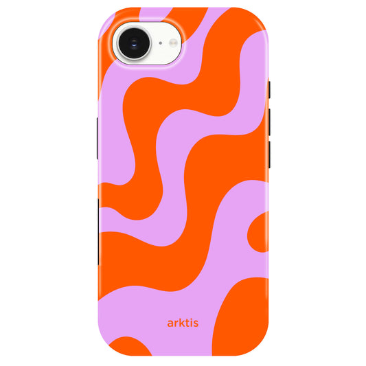 Die arktis iPhone 16e Hülle - Knokke Queen besticht durch ihr welliges orange-lila Design, das arktis Logo unten und ist MagSafe-kompatibel sowie aus stoßabsorbierendem TPU-Silikon gefertigt.
