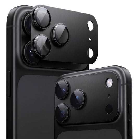Nahaufnahme von zwei schwarzen Smartphones; eines davon ist mit dem „arktis iPhone 18 Pro Max CamShield“ ausgestattet, einem abnehmbaren Dreifachkamera-Aufsatz von arktis, der sich durch verbesserten Schutz und robustes Kameraschutzglas für einen hervorragenden Schutz der Kamera auszeichnet.