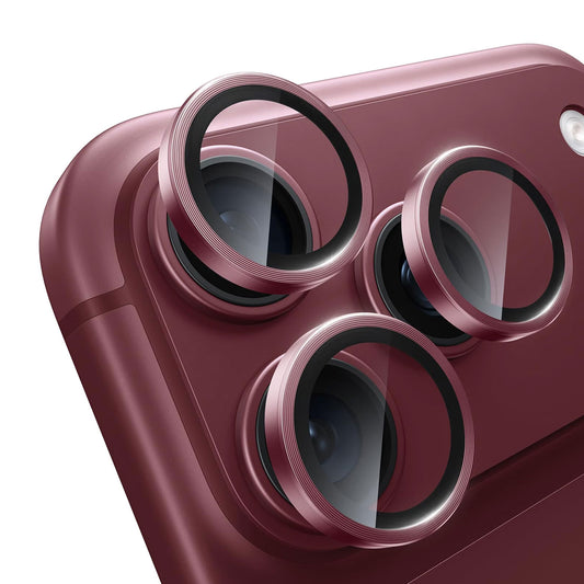 Nahaufnahme eines burgunderroten Smartphones mit drei Kameraobjektiven, an dem ein „Arktis iPhone 18 Pro Max Lens Protector“ sicher befestigt ist und so optimalen Schutz für die Objektive bietet.