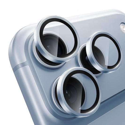 Nahaufnahme einer Smartphone-Kamera mit drei abnehmbaren Objektivabdeckungen, die über den Objektiven schweben, um den innovativen „arktis iPhone 18 Pro Max Lens Protector“ und die hochwertigen „Kameralinsen-Schutz“-Optionen von arktis für erweiterten Schutz hervorzuheben.