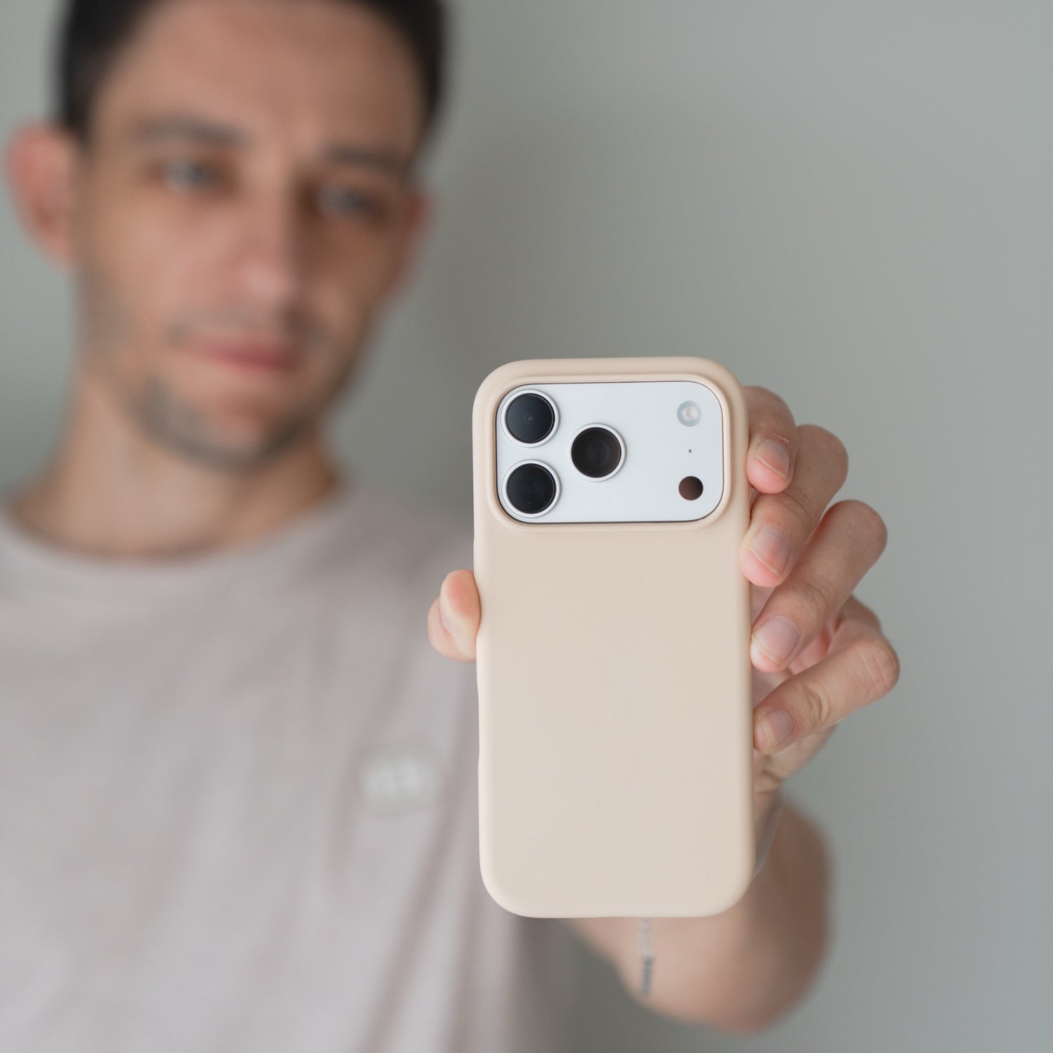 Jemand zeigt eine Arktis iPhone 18 Pro Max Silikonhülle mit MagSafe Polarstern vor einem einfarbigen Hintergrund.