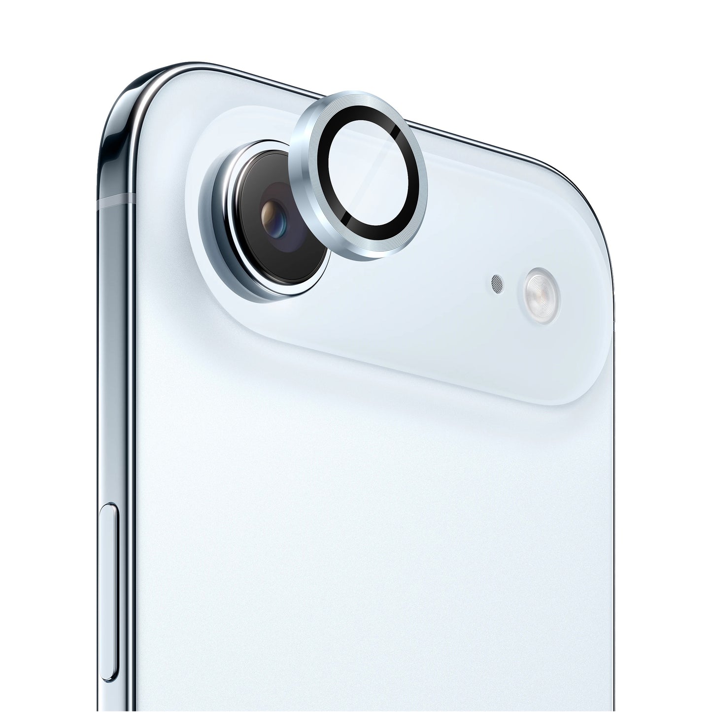 Nahaufnahme eines arktis iPhone Air Lens Protector, der sorgfältig auf die Kameralinse aufgebracht wird und so maximalen Schutz für Ihr iPhone bietet.