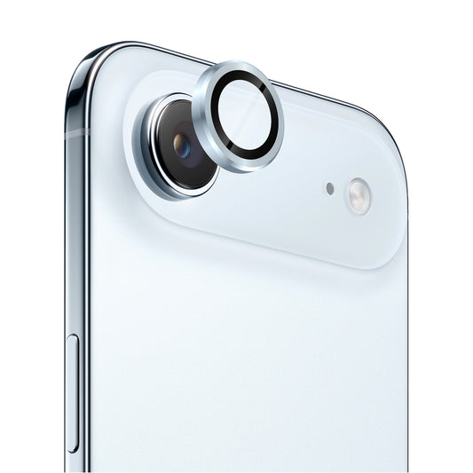 Nahaufnahme eines arktis iPhone Air Lens Protector, der sorgfältig auf die Kameralinse aufgebracht wird und so maximalen Schutz für Ihr iPhone bietet.