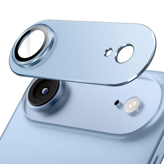 Nahaufnahme des arktis iPhone Air CamShield Kameraschutzes von arktis mit der hochgeklappten Objektivabdeckung, die die Kamera und den Blitz für einen verbesserten Schutz freigibt.