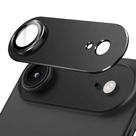 Eine Nahaufnahme einer iPhone-Kamera mit dem arktis iPhone Air CamShield Kameraschutz von arktis, der zum zusätzlichen Schutz über die Kamera gestülpt wird.