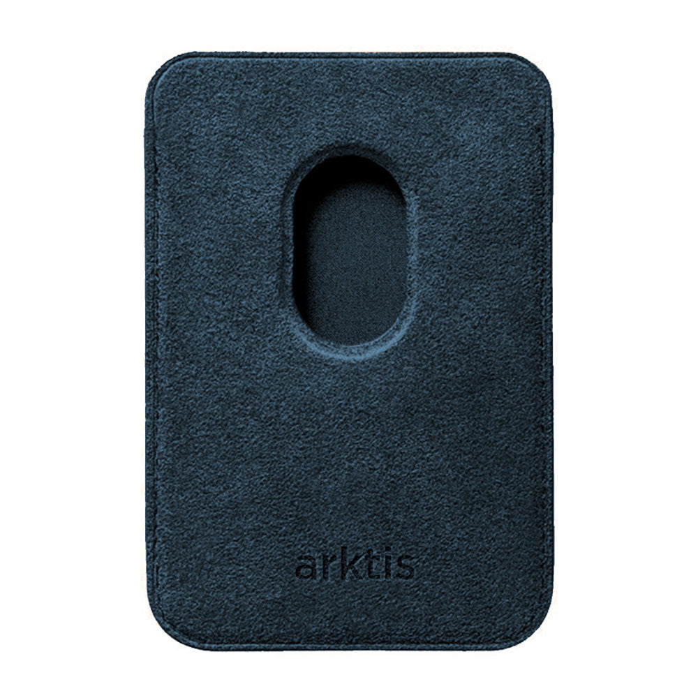 Der arktis iPhone MagSafe Kartenhalter aus Alcantara ist ein dunkelgrauer, rechteckiger Kartenhalter mit ovalem Ausschnitt und geprägtem arktis Logo, der für die nahtlose Verwendung mit Ihrem iPhone 12 konzipiert ist.