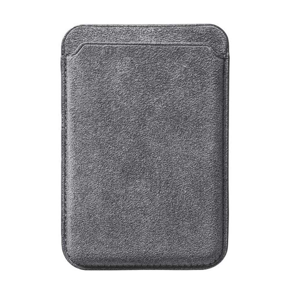 Der arktis iPhone MagSafe Kartenhalter aus Alcantara ist ein grauer, strukturierter, rechteckiger Kartenhalter von arktis, der aus Alcantara gefertigt ist und vor einem weißen Hintergrund gezeigt wird.