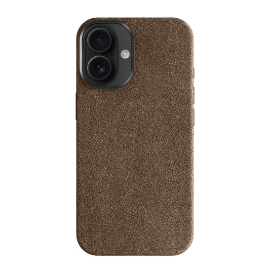 Die arktis iPhone 16 Hülle aus Alcantara zeichnet sich durch eine braune, strukturierte Oberfläche, einen doppelten Kameraausschnitt und eine präzise Passform aus - hergestellt in Italien für Stil und Schutz. Abgebildet von der Rückseite vor einem weißen Hintergrund.