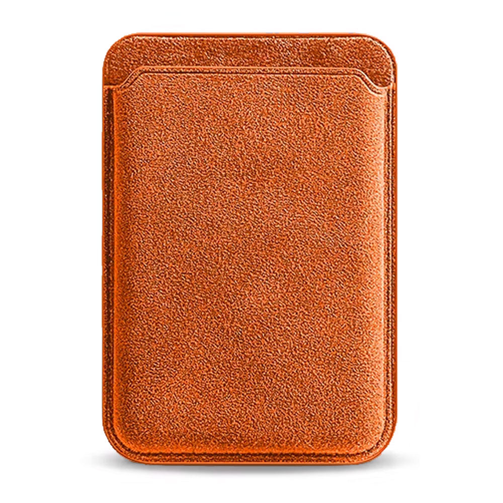 Der arktis iPhone MagSafe Kartenhalter aus Alcantara zeichnet sich durch ein schlankes, glattes, rechteckiges Design aus und ist in brauner Farbe auf weißem Hintergrund gehalten.