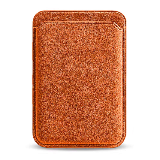 Der arktis iPhone MagSafe Kartenhalter aus Alcantara zeichnet sich durch ein schlankes, glattes, rechteckiges Design aus und ist in brauner Farbe auf weißem Hintergrund gehalten.