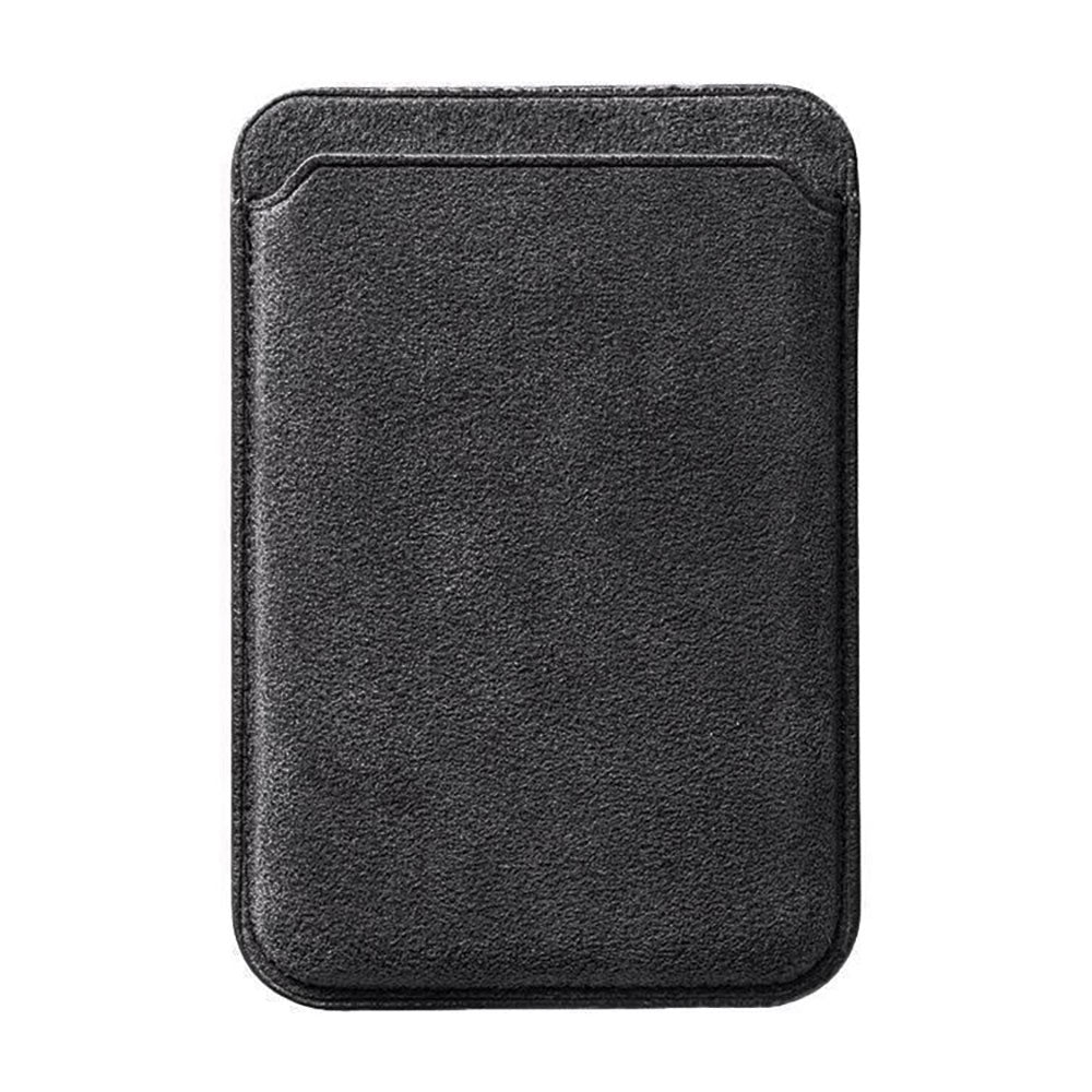 Der arktis iPhone MagSafe Kartenhalter aus Alcantara von arktis besticht durch sein minimalistisches schwarzes Design, das sich ideal als iPhone-Geldbörse eignet und hier vor einem weißen Hintergrund gezeigt wird.