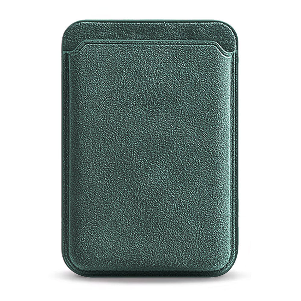 Der arktis iPhone MagSafe Kartenhalter aus Alcantara ist ein dunkelgrüner, strukturierter, rechteckiger Kartenhalter aus hochwertigem Alcantara von arktis, abgebildet auf weißem Hintergrund.