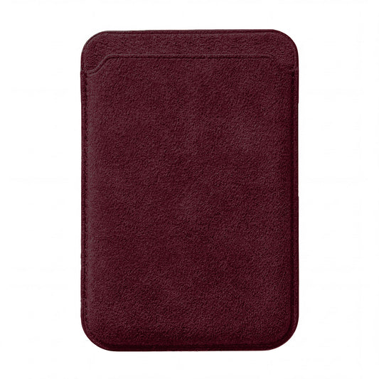 Der arktis iPhone MagSafe Kartenhalter aus Alcantara, ein burgunderroter Wildlederkartenhalter mit abgerundeten Kanten, ist auf weißem Hintergrund abgebildet.