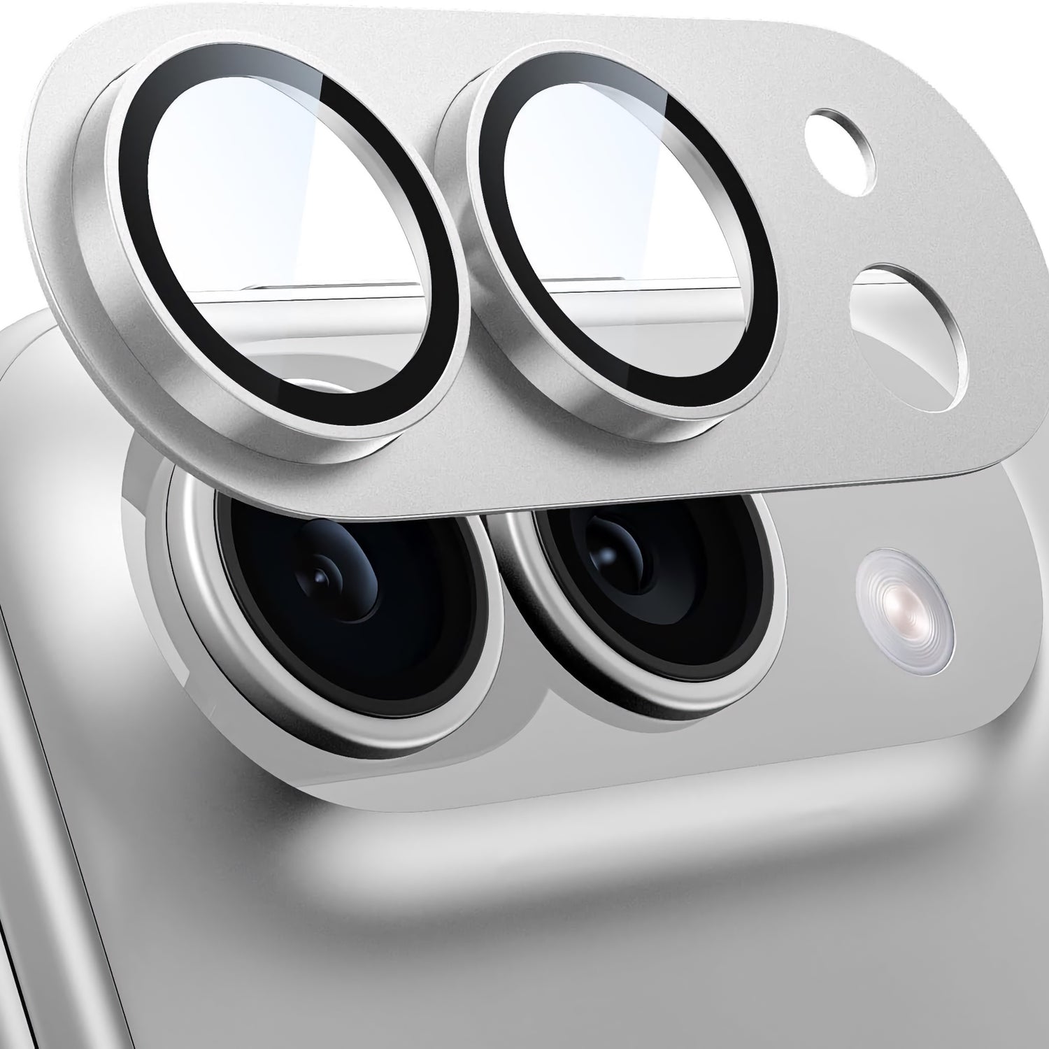 Nahaufnahme davon, wie der arktis iPhone Duo CamShield Kameraschutz über die Kameralinsen des Smartphones aufgebracht wird.