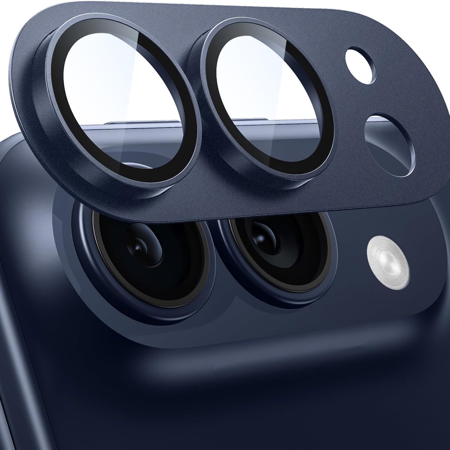 Nahaufnahme, wie der arktis iPhone Duo CamShield Kameraschutz über die beiden Objektive und den Blitz eines iPhones aufgesetzt wird.
