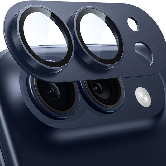 Nahaufnahme, wie der arktis iPhone Duo CamShield Kameraschutz über die beiden Objektive und den Blitz eines iPhones aufgesetzt wird.