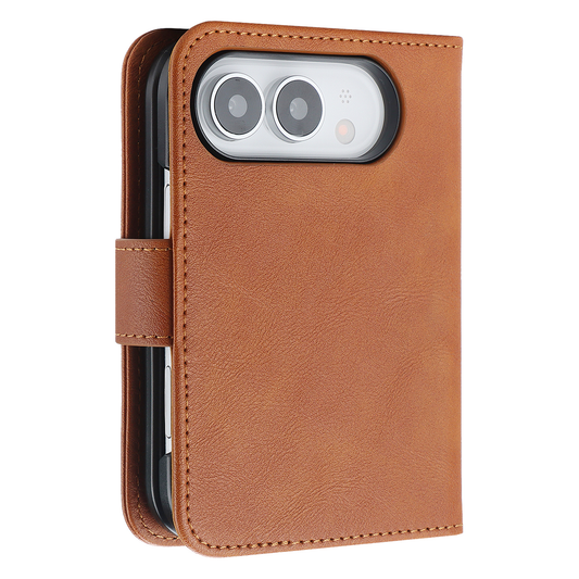 Das „arktis iPhone Duo Classic Folio“ von arktis ist eine braune Handyhülle aus Kunstleder, in der das Handy Platz findet und die Kameralinsen oben gut sichtbar sind. Diese MagSafe-kompatible Handyhülle aus Kunstleder verbindet eleganten Stil mit praktischer Funktionalität.