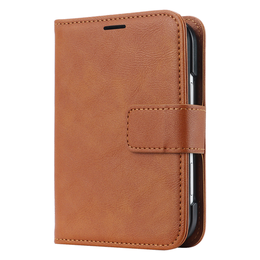Das „arktis iPhone Duo Classic Folio“, eine braune Handyhülle aus Leder mit Magnetverschluss, ist hier geschlossen abgebildet, wobei das Smartphone im Inneren teilweise sichtbar ist – dieses stilvolle Accessoire von arktis ist MagSafe-kompatibel und ermöglicht so bequemes Aufladen sowie einen sicheren Halt.