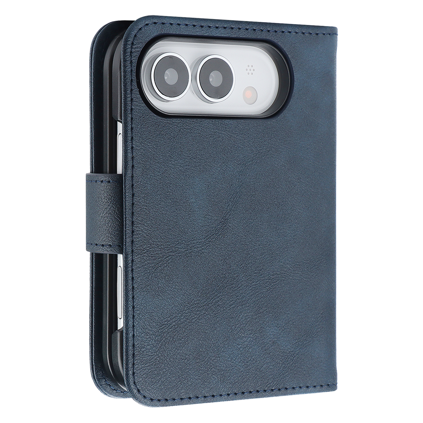 Das „arktis iPhone Duo Classic Folio“ von arktis ist eine blaue Handyhülle aus Kunstleder mit einer Kameraaussparung auf der Rückseite und MagSafe-Kompatibilität für müheloses kabelloses Laden.