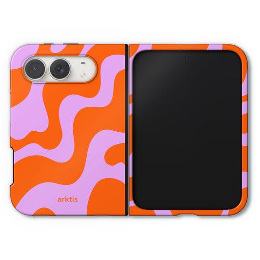 Arktis iPhone Duo Hülle – Knokke Queen, eine faltbare Handyhülle mit einem wellenförmigen Muster in Orange und Hellviolett.