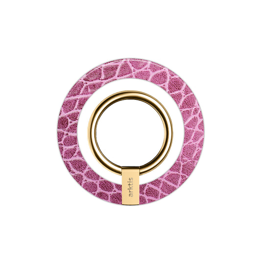 Der Magnetische Ringhalter für MagSafe - Pink Lizard von arktis zeigt ein strukturiertes rosa Eidechsenmuster und den eingravierten Markennamen - ein elegantes Upgrade für Ihr iPhone Zubehör.