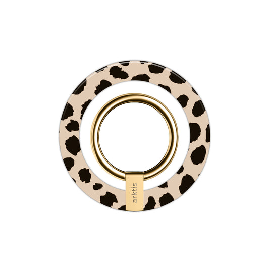 Der Magnetische Ringhalter für MagSafe - Sweet Leopard von arktis besticht mit Leopardenmuster, starkem N52 Magneten, goldenem Metallring und kleinem arktis-Logo - stilvolles Zubehör für dein iPhone.