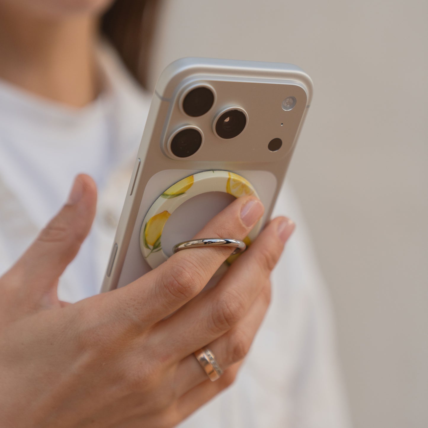 Ein Smartphone in der Hand mit dem arktis Magnetischer Ringhalter für MagSafe - Sweet Leopard auf der Rückseite, perfekt als stylisches iPhone Zubehör.