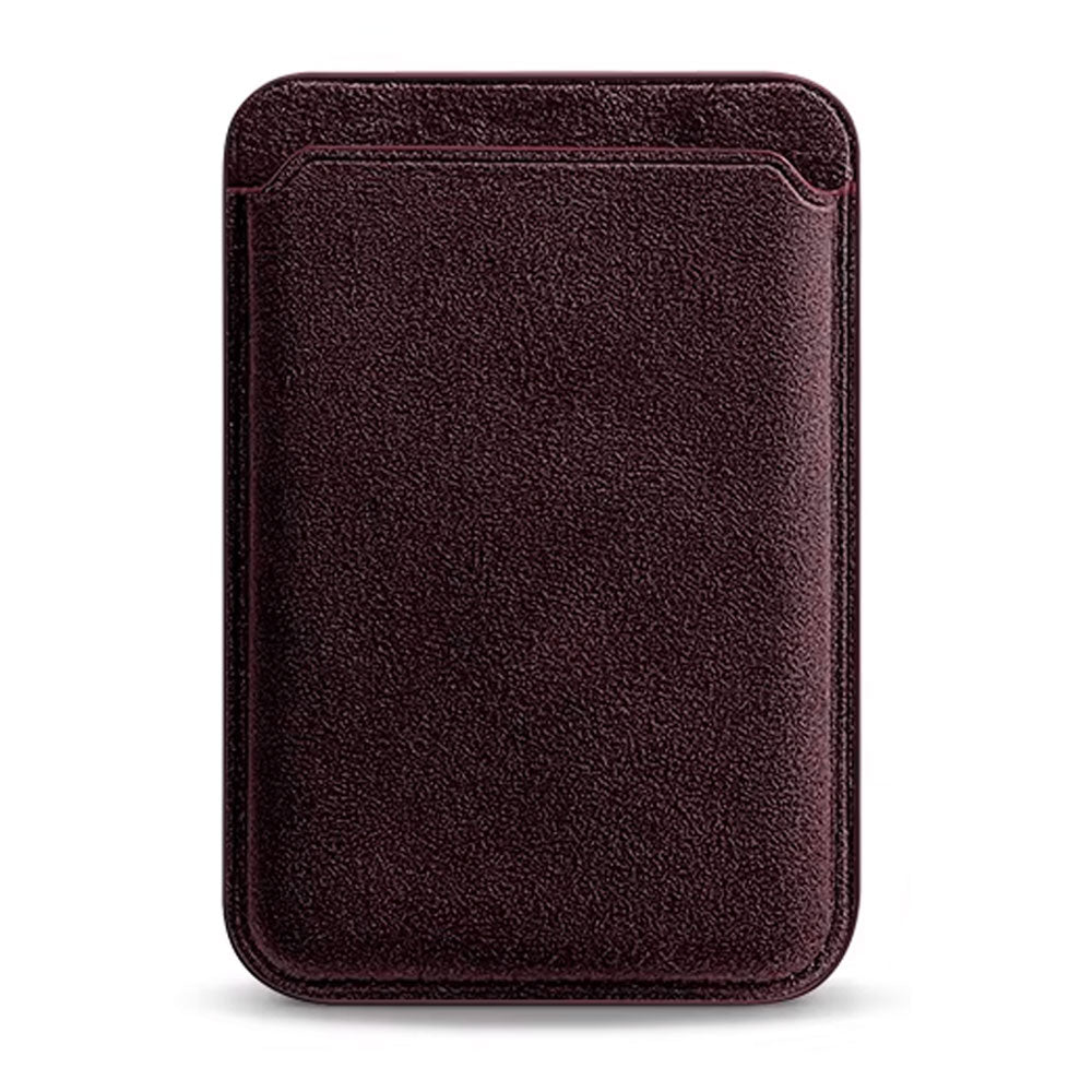 Der arktis iPhone MagSafe Kartenhalter aus Alcantara von arktis hat eine dunkelbraune, glatte Oberfläche und ist vor einem weißen Hintergrund abgebildet - perfekt als stilvoller MagSafe Kartenhalter für Ihr iPhone.