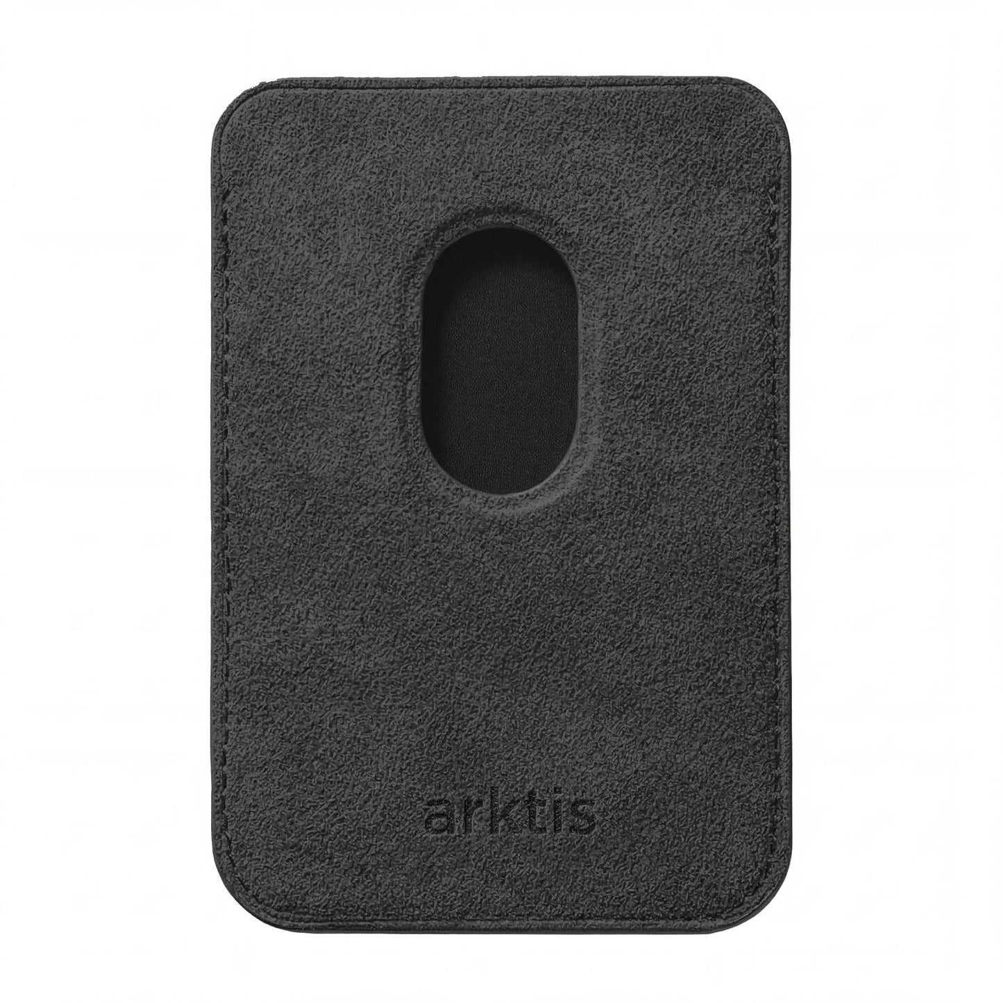 Der arktis iPhone MagSafe Kartenhalter aus Alcantara ist ein schwarzer, rechteckiger Kartenhalter mit zentraler ovaler Aussparung und arktis Branding an der Unterseite, gefertigt aus hochwertigem Alcantara.