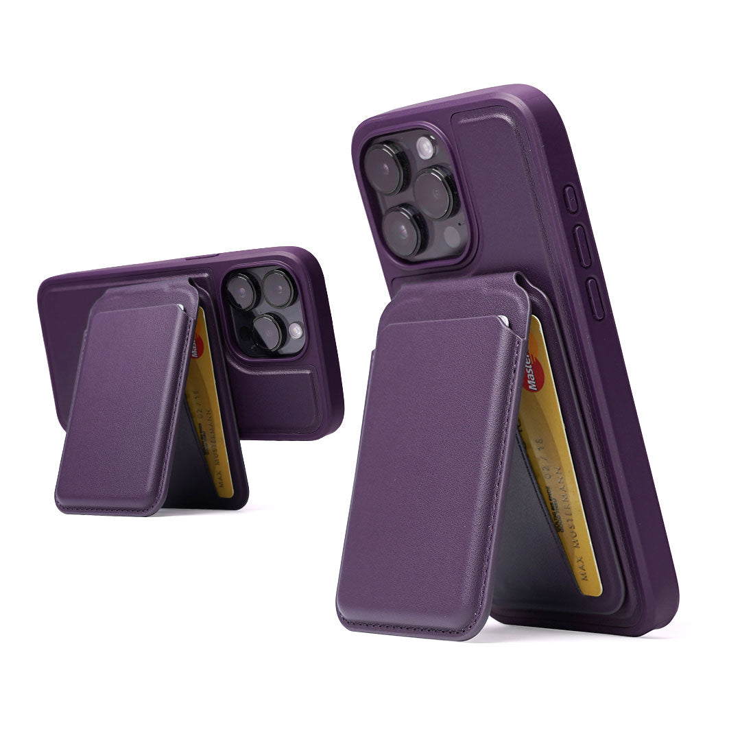 Zwei lilafarbene arktis iPhone MagSafe Wallet Kartenhalter Hüllen von arktis, die jeweils eine Karte halten, kompatibel mit iPhone 12 und aus verschiedenen Blickwinkeln gezeigt.