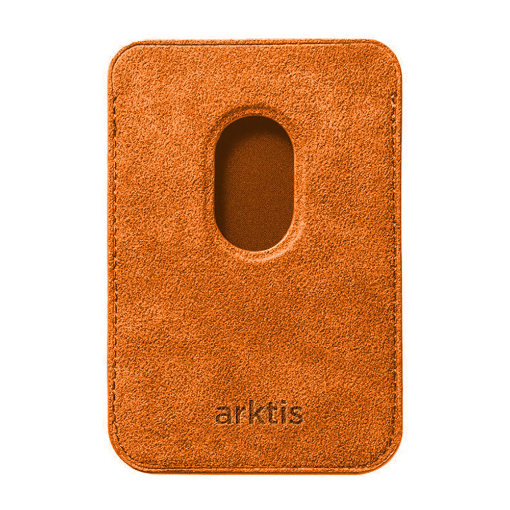 Der arktis iPhone MagSafe Kartenhalter aus Alcantara von arktis überzeugt mit orangefarbenem Wildleder, zentralem Oval-Ausschnitt und edler Alcantara-Oberfläche - das perfekte stylische Karten-Etui für dein iPhone.
