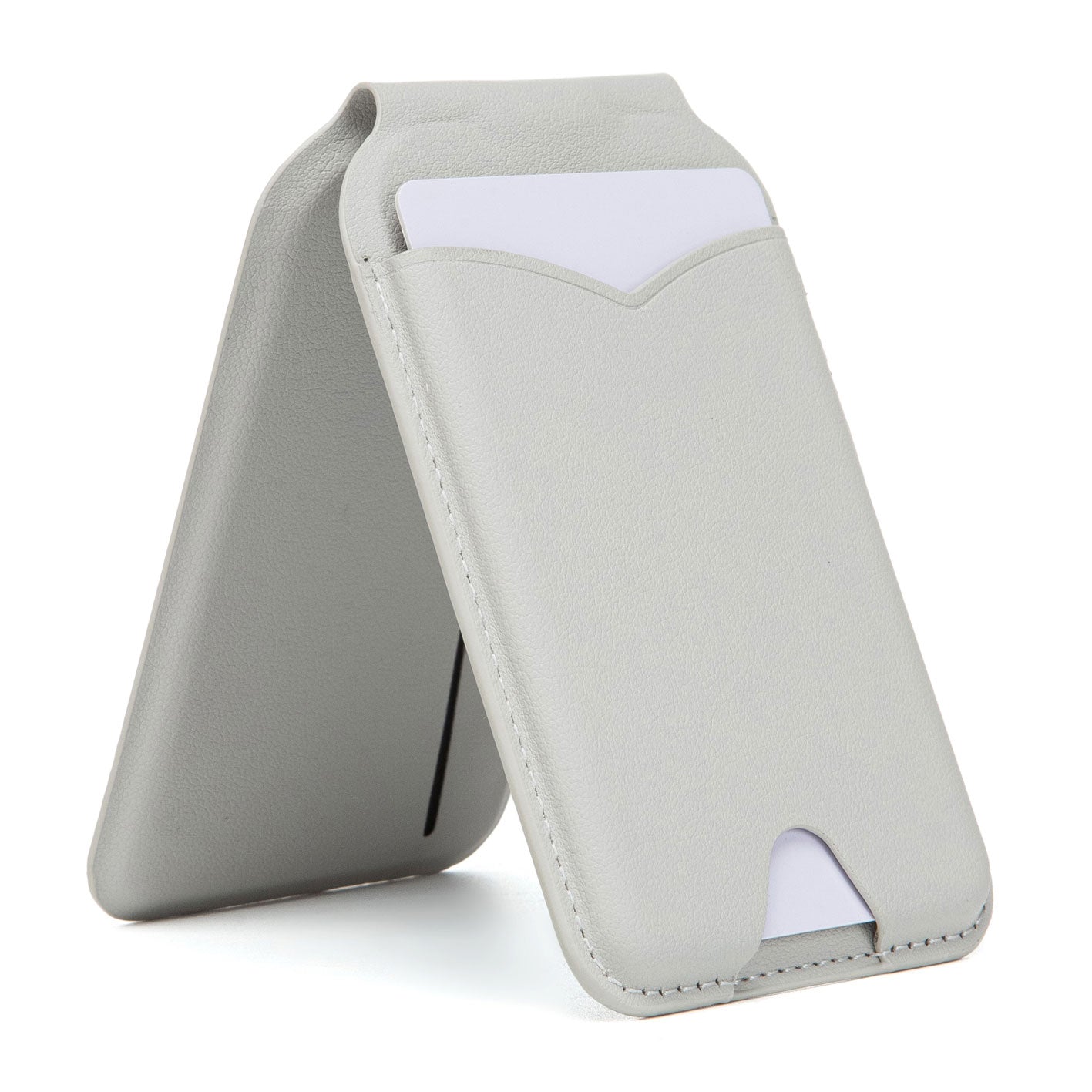 Der arktis iPhone MagSafe Wallet Kartenhalter mit Spiegel, eine graue Kunstlederhülle, die mit dem iPhone 12 kompatibel ist, steht aufrecht mit einer Karte, die teilweise in der Vordertasche steckt.