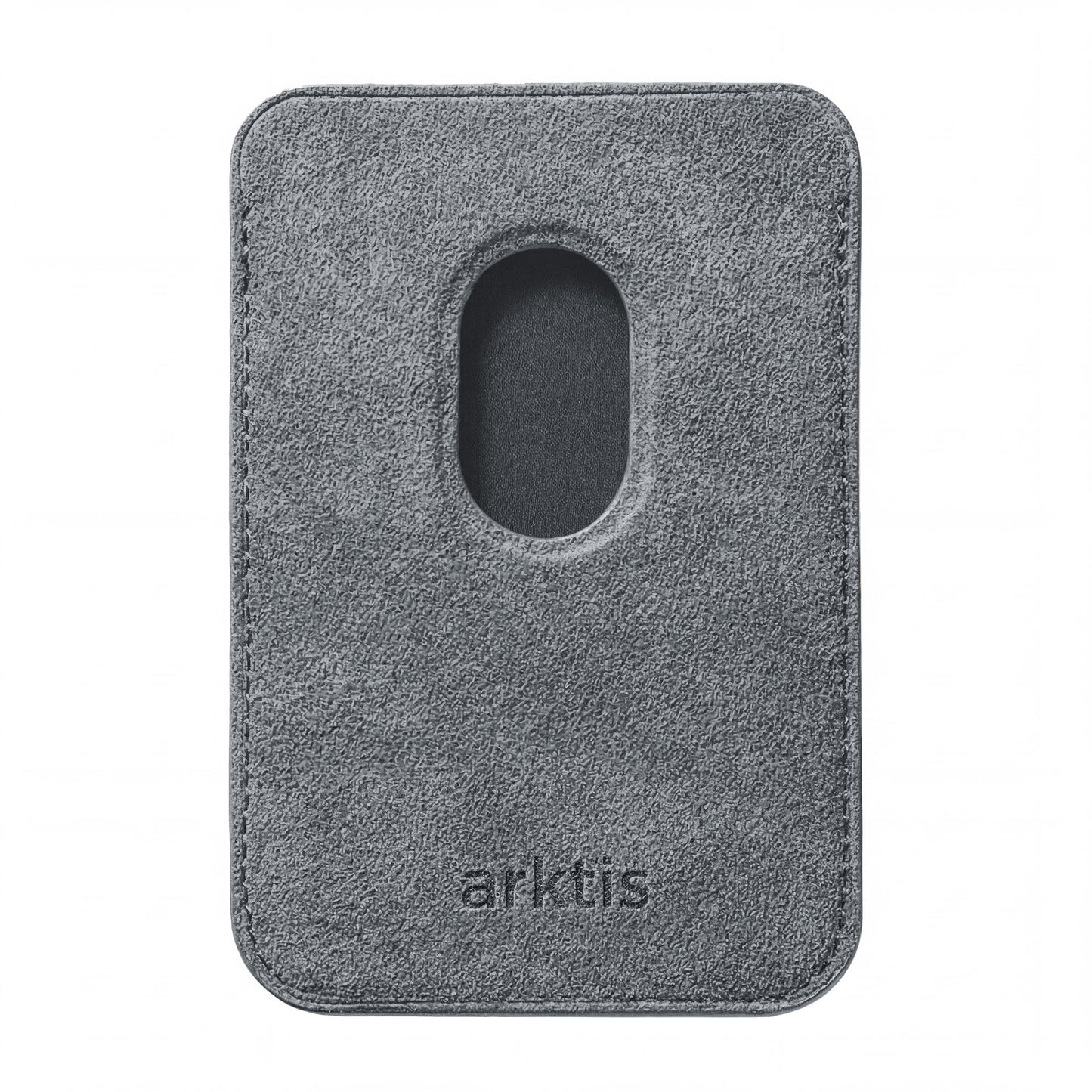 Der arktis iPhone MagSafe Kartenhalter aus Alcantara ist ein grauer, in Italien gefertigter Kartenhalter aus Wildleder mit einem ovalen Ausschnitt in der Mitte und dem geprägten arktis Logo auf der Unterseite.