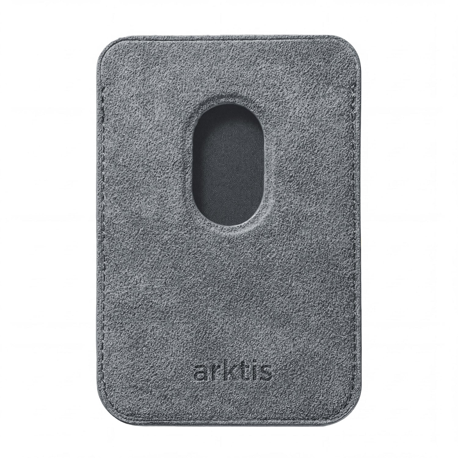 Der arktis iPhone MagSafe Kartenhalter aus Alcantara ist ein grauer, in Italien gefertigter Kartenhalter aus Wildleder mit einem ovalen Ausschnitt in der Mitte und dem geprägten arktis Logo auf der Unterseite.