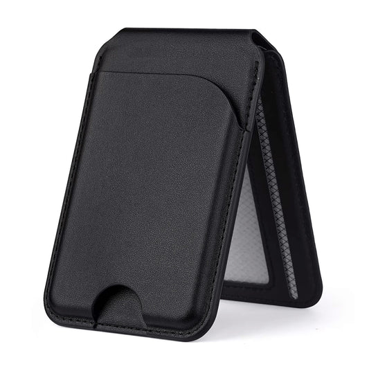 Der arktis iPhone MagSafe Wallet Kartenhalter von arktis ist ein schwarzer Leder-Kartenhalter mit einem Schlitz und einem klaren ID-Fenster, kompatibel mit dem iPhone 12 für zusätzlichen Komfort, hochkant auf weißem Hintergrund dargestellt.