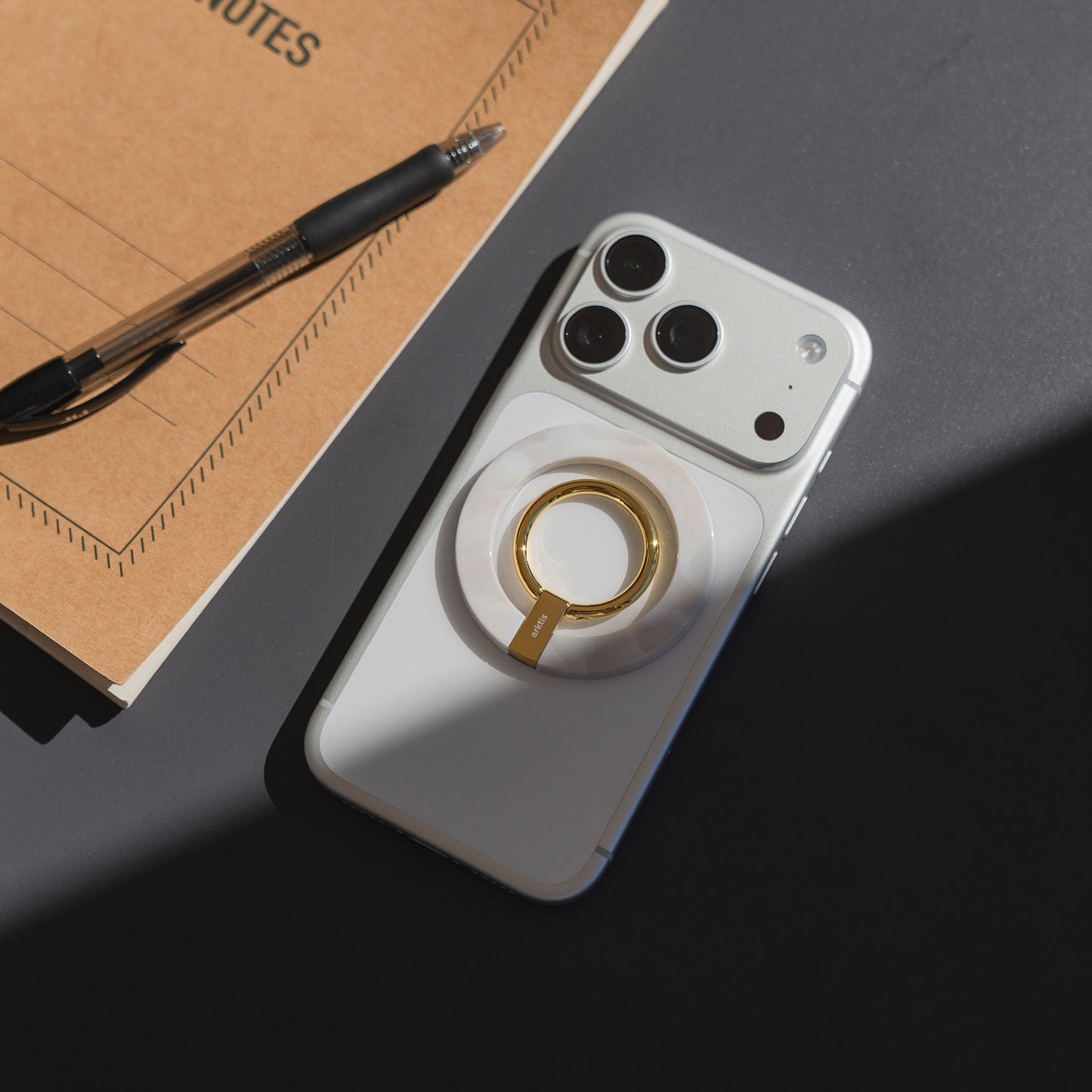 Der arktis Magnetischer Ringhalter für MagSafe - Sweet Leopard sitzt auf einem Notebook im Sonnenlicht und bietet stylisches iPhone Zubehör mit starken N52 Magneten für einen sicheren Halt und zusätzlichen Komfort.