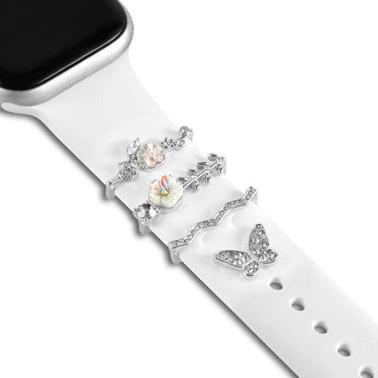 Ein weißes Arktisband-Smartwatch-Armband verfügt über die Arktisband-Apple-Watch-Charms „Flower Waves“ – vier silberne Charms aus Edelstahl und Glas: Schmetterling, Blume, Blätterzweig und rundes Blumendesign – auf einer Uhr mit schwarzem Bildschirm.