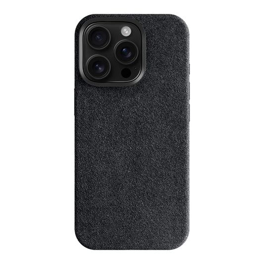 Die arktis iPhone 17 Pro Hülle aus Alcantara ist eine schwarze Smartphone-Hülle mit strukturierter Oberfläche, die von der Rückseite mit drei sichtbaren Kameralinsen gezeigt wird.