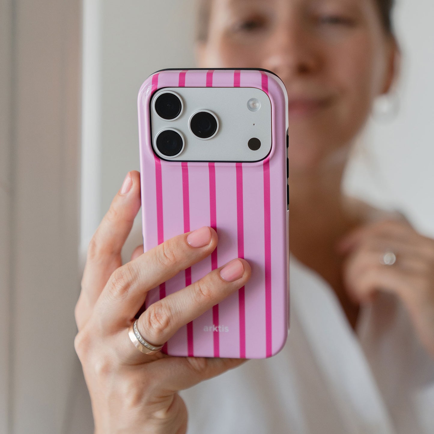 arktis iPhone 14 Pro Max Hülle - Lady Stripes