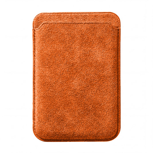 Ein rechteckiger, brauner arktis iPhone MagSafe Kartenhalter aus Alcantara, der einem iPhone Wallet ähnelt, dargestellt auf weißem Hintergrund.