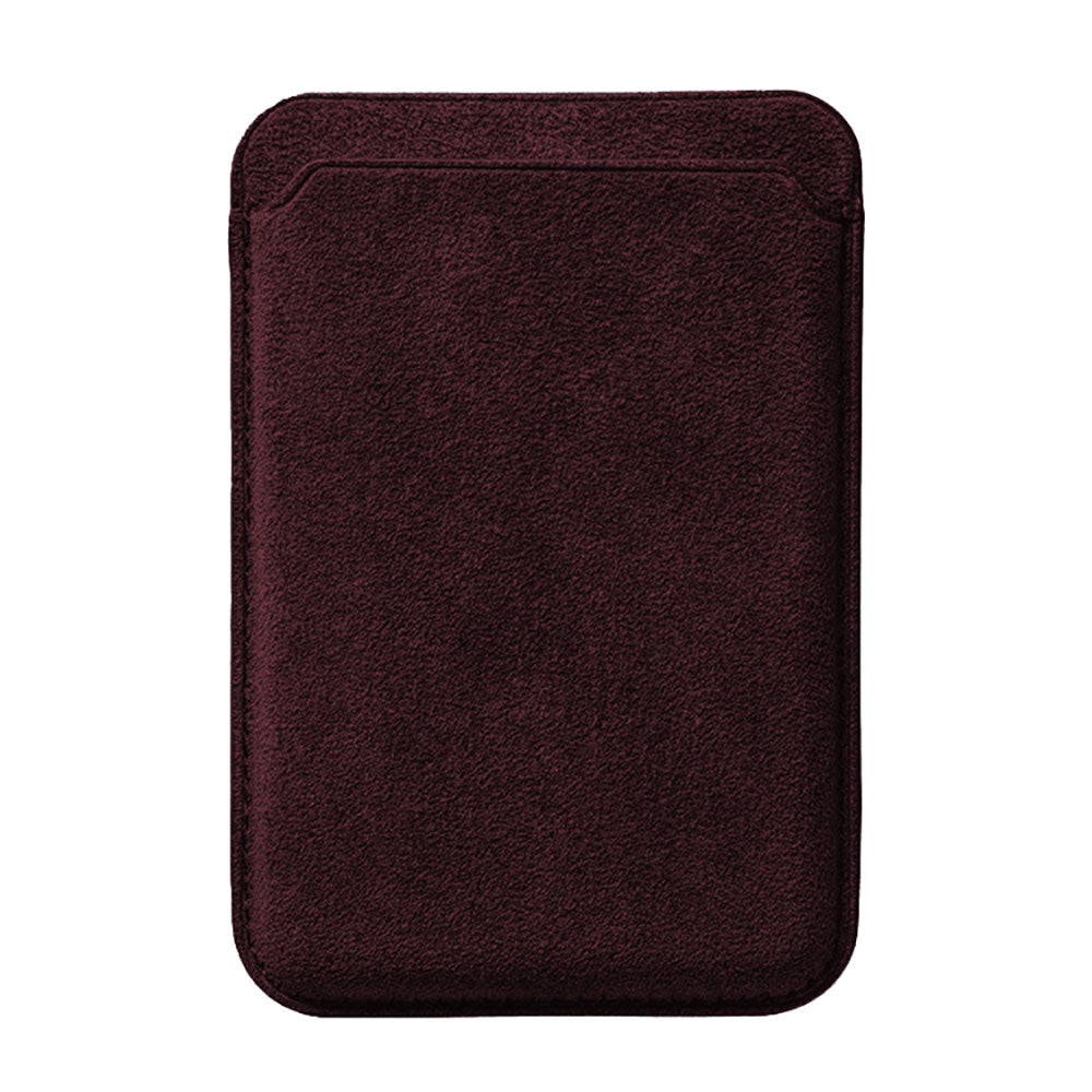 Der arktis iPhone MagSafe Kartenhalter aus Alcantara von arktis ist ein dunkelbrauner, rechteckiger Kartenhalter aus Wildleder mit abgerundeten Ecken, der in Italien hergestellt wird und auf weißem Hintergrund abgebildet ist.