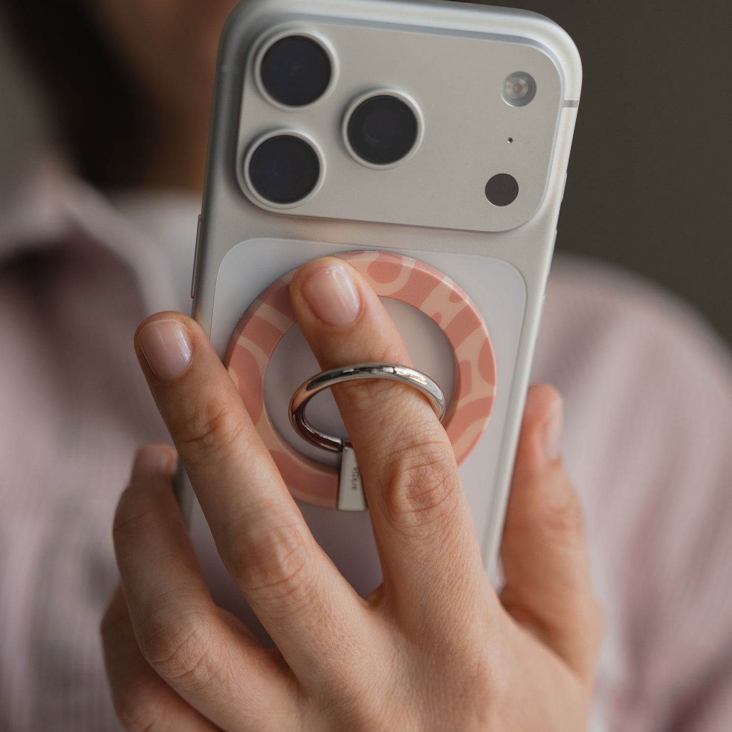 Der arktis Magnetischer Ringhalter für MagSafe - Sweet Leopard hält das Telefon in der Hand und sorgt für eine sichere und einfache Handhabung - perfektes iPhone Zubehör für den Alltag.