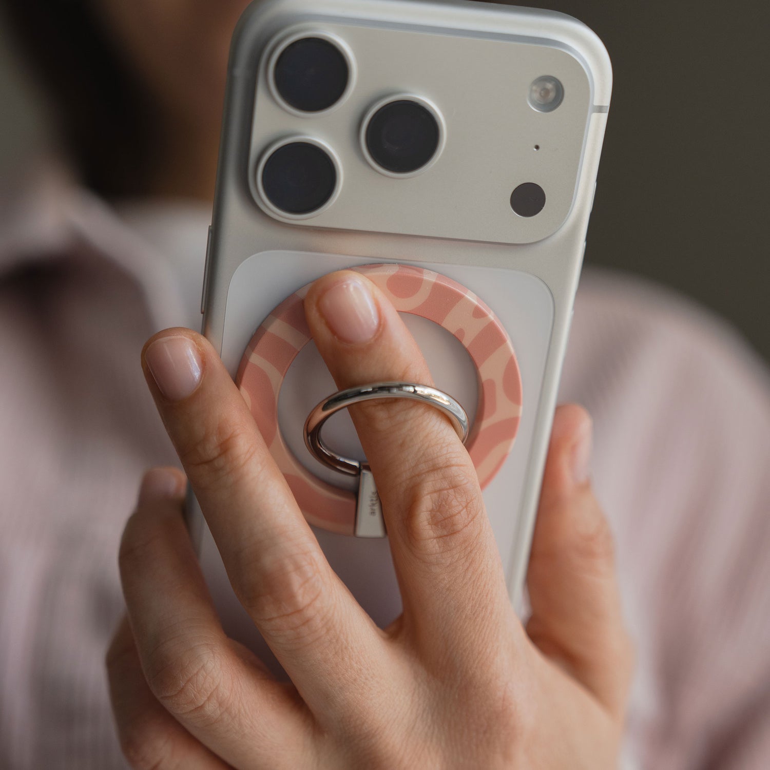 Der arktis Magnetischer Ringhalter für MagSafe - Sweet Leopard hält das Telefon in der Hand und sorgt für eine sichere und einfache Handhabung - perfektes iPhone Zubehör für den Alltag.