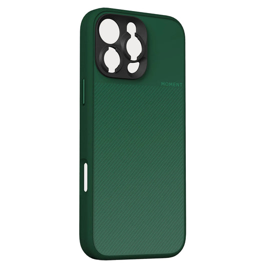 Das MOMENT Moment iPhone 16 Pro Camera Case MagSafe ist ein grünes Etui mit Aussparungen für drei Kameralinsen und einen Blitz, schräg dargestellt.